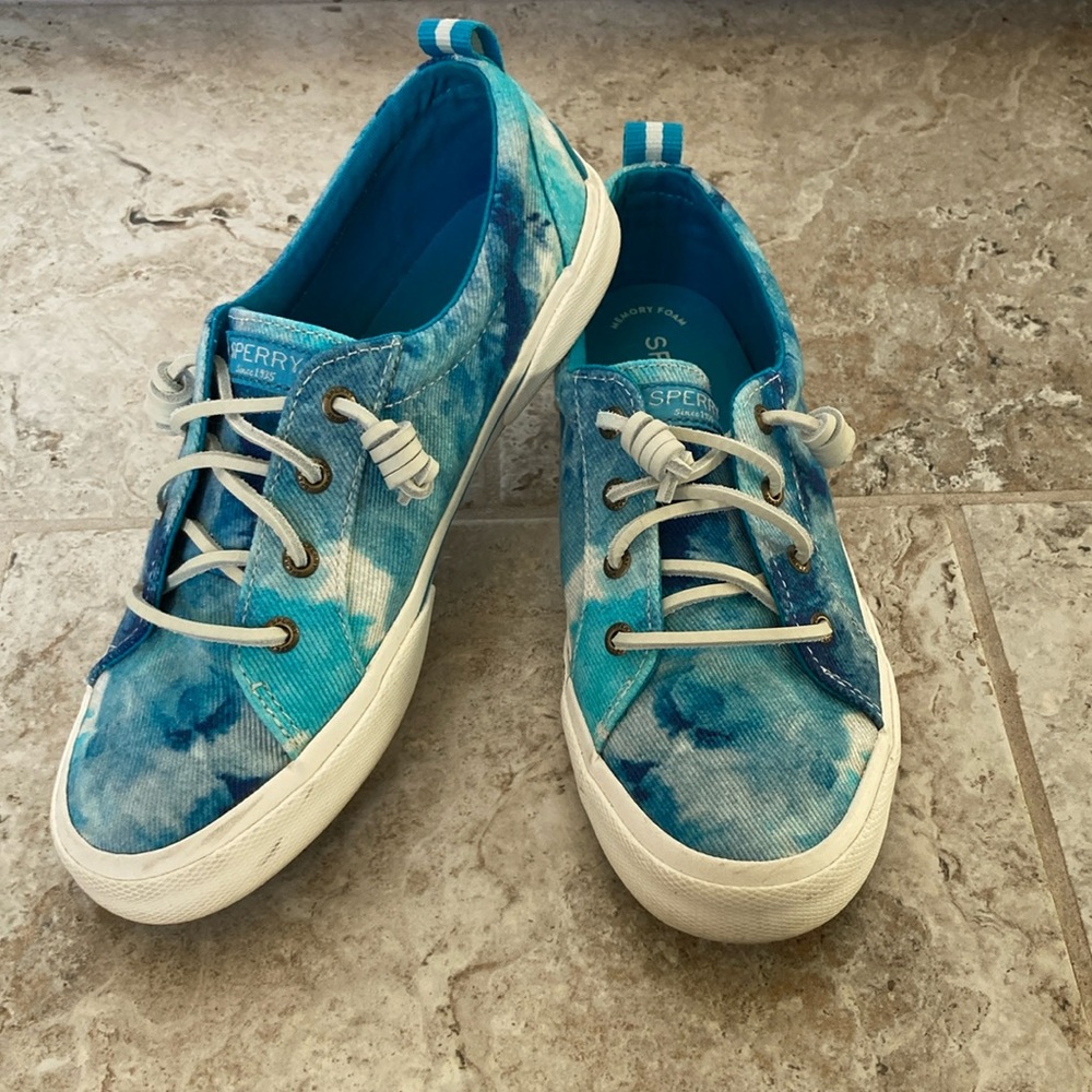 Sperry shoes , tie-dye , leather laces